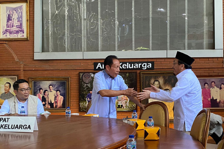 Tak berapa lama kemudian, bakal calon wakil gubernur Suswono menyusul ke kediaman Bang Yos. Pasangan RK tersebut langsung disambut dengan hangat oleh Bang Yos.