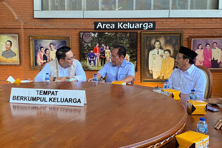 Ketiganya pun kemudian melakukan pembicaraan secara tertutup.