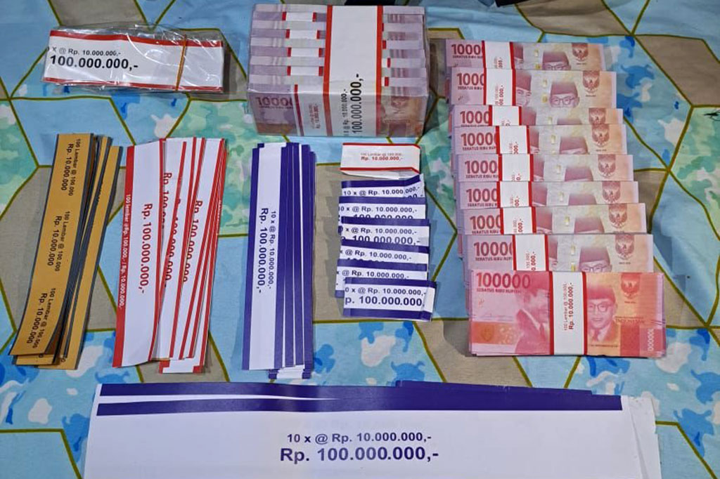 Kasubdit IV Dittipideksus Bareskrim Polri Kombes Andri Sudarmaji menyatakan pihaknya mengamankan sejumlah barang bukti saat penggeledahan. Salah satunya uang palsu pecahan Rp100.000 sebanyak 12.000 lembar.