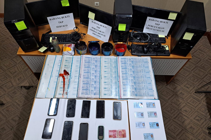 Polisi juga mengamankan sebanyak 10 orang tersangka yang kini telah ditahan di Rutan Bareskrim Polri untuk proses lebih lanjut.