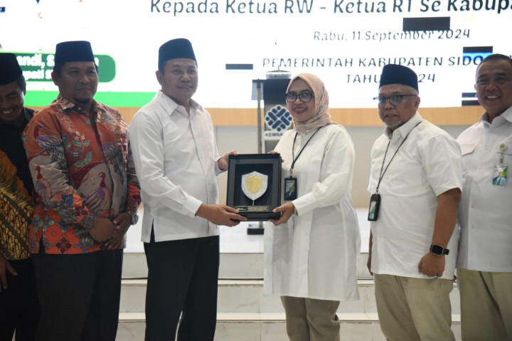 Tercatat ada 8.848 orang ketua RT dan 2.083 orang ketua RW, atau totalnya 10.931 orang ketua RT/RW. Pemkab Sidoarjo mengikutkan mereka dalam kepersertaan Jaminan Kecelakaan Kerja (JKK) dan Jaminan Kematian (JKM) BPJS Ketenagakerjaan. Iuran dua program tersebut ditanggung Pemkab Sidoarjo mulai bulan Oktober sampai Desember 2024.