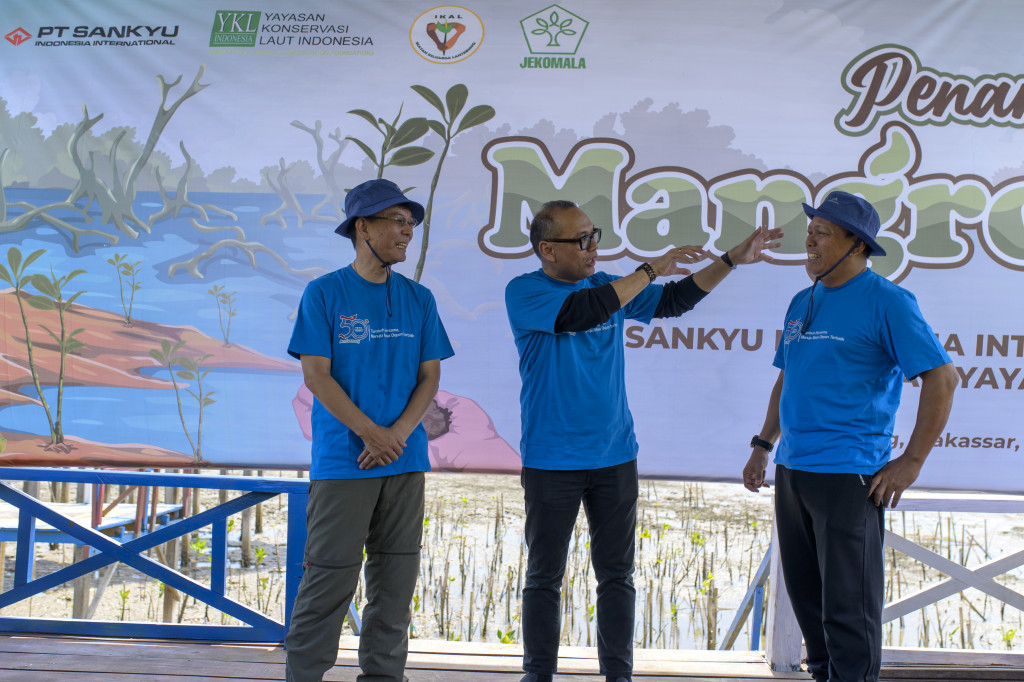 Tahun 2060 atau bahkan bisa lebih cepat, Indonesia berkomitmen mencapai net zero emission. Komitmen terlihat dengan target mengurangi emisi karbon sebesar 29 persen di tahun 2030 dengan usaha sendiri, dan 41 persen dengan bantuan internasional.