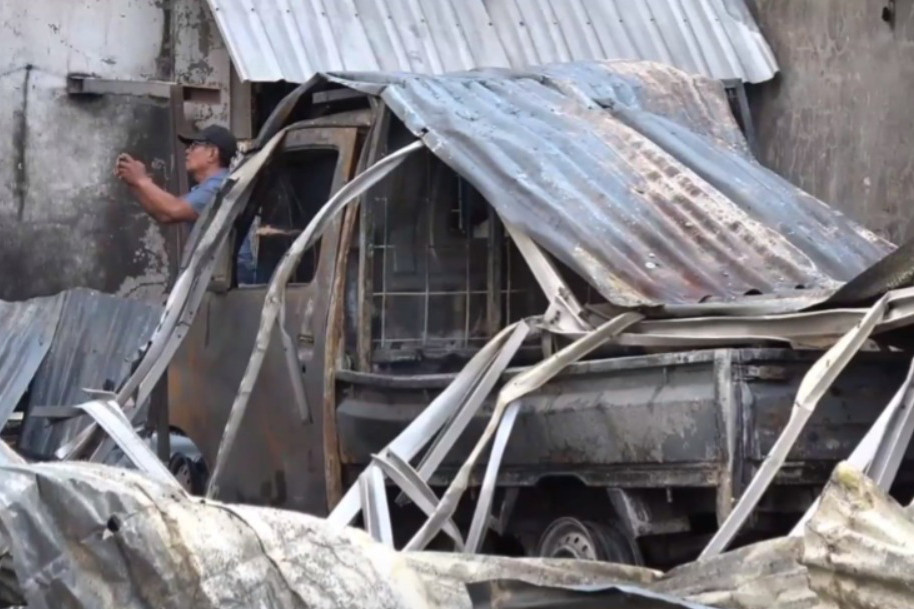 Besaranya kobaran api, menjalar kehalaman tempat usaha karangan bunga dan membakar 2 unit mobil bak terbuka yang tengah terparkir di halaman tempat usaha karangan bunga tersebut.