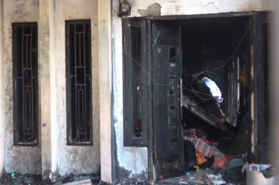 Kebakaran tersebut terjadi di tempat usaha karangan bunga, di Jalan Pettarani II, kelurahan Tama-Maung di Kecamatan Panakukkang, Kota Makassar, Sulawesi Selatan.