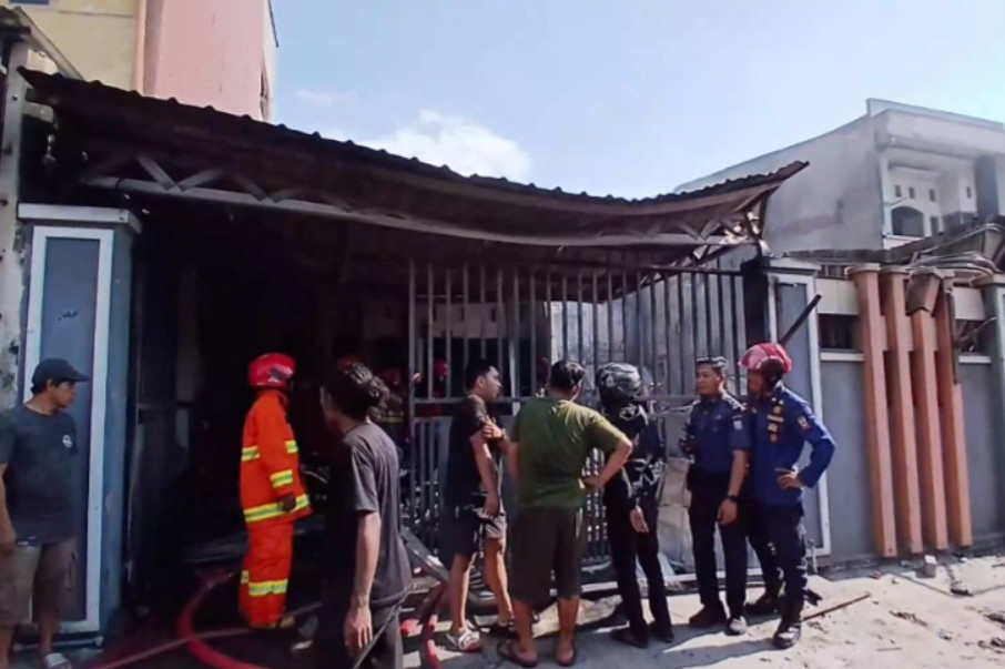 Dugaan sementara, penyebab kebakaran diduga akibat arus pendek listrik yang menyambar bahan dasar pembuatan karangan bunga yang mudah terbakar.