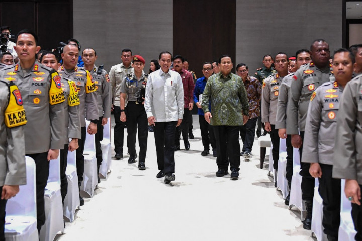 Presiden Joko Widodo (Jokowi) menekankan pentingnya peran institusi TNI dan Polri dalam menjaga stabilitas nasional bagi keberlanjutan pembangunan, di tengah gejolak yang melanda berbagai belahan dunia. 