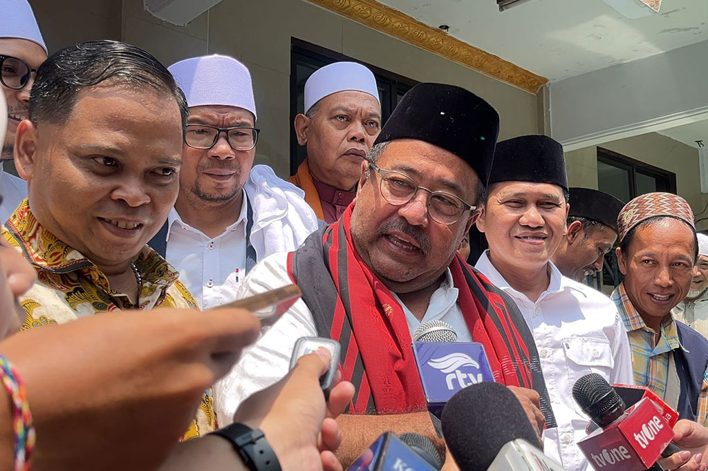 Rano Karno mengunjungi warga Jakarta Timur. Ia datang ke Masjid Jami Narussalam, Klender, Duren Sawit, Jakarta Timur untuk salat jumat sekaligus makan siang bersama.