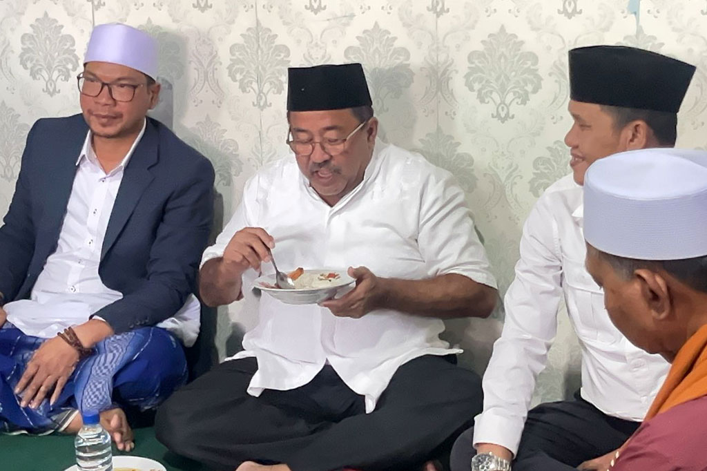 Seusai salat, Bang Doel menyambangi Majelis Ta’lim Aisyatur Ridho untuk makan siang bersama. Di sana ia disuguhi lauk jengkol, yang disebutnya sebagai sebuah ‘dukungan’ dari daerah tersebut. 