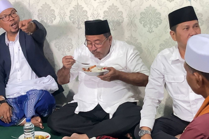 “Ini ada jengkol artinye die ngedukung kite,” tutur Bang Doel sambil melahap jengkol kesukaannya.