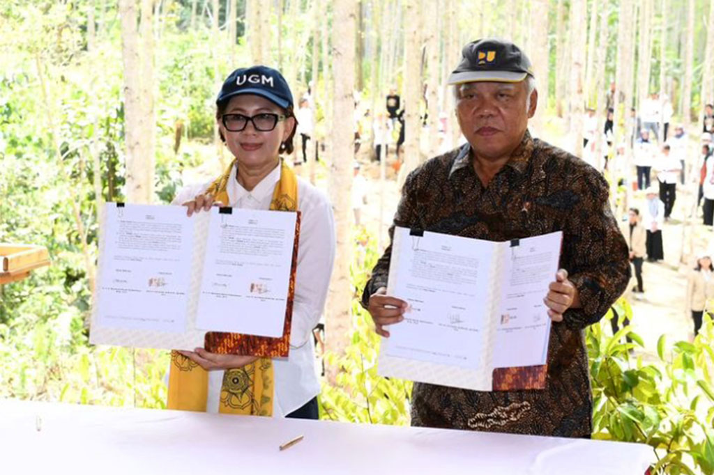 Jokowi juga menyaksikan langsung penandatanganan kerja sama antara Plt. Kepala Otorita Ibu Kota Nusantara (OIKN) Basuki Hadimuljono dan Universitas Gadjah Mada, yang diwakili oleh Rektor UGM Ova Emilia.