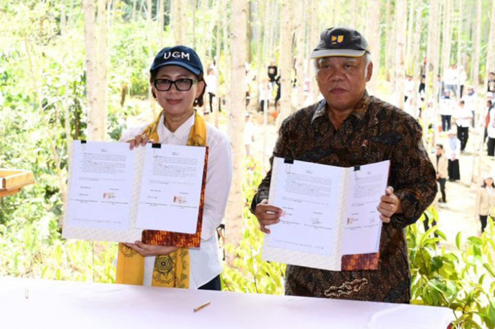 Jokowi juga menyaksikan langsung penandatanganan kerja sama antara Plt. Kepala Otorita Ibu Kota Nusantara (OIKN) Basuki Hadimuljono dan Universitas Gadjah Mada, yang diwakili oleh Rektor UGM Ova Emilia.