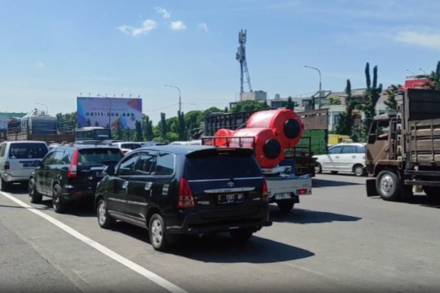 Libur akhir pekan bertepatan libur perayaan Maulid Nabi Muhammad, arus lalu lintas kendaraan wisatawan yang hendak memasuki Kota Bandung melalui gerbang Tol Pasteur,Sabtu, 14 September 2024 pagi mengalami antrian panjang kendaraan. Antrian kendaraan didominasi oleh kendaraan berplat luar bandung dan bus pariwisata.