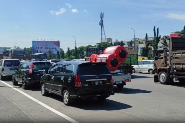 Libur akhir pekan bertepatan libur perayaan Maulid Nabi Muhammad, arus lalu lintas kendaraan wisatawan yang hendak memasuki Kota Bandung melalui gerbang Tol Pasteur,Sabtu, 14 September 2024 pagi mengalami antrian panjang kendaraan. Antrian kendaraan didominasi oleh kendaraan berplat luar bandung dan bus pariwisata.