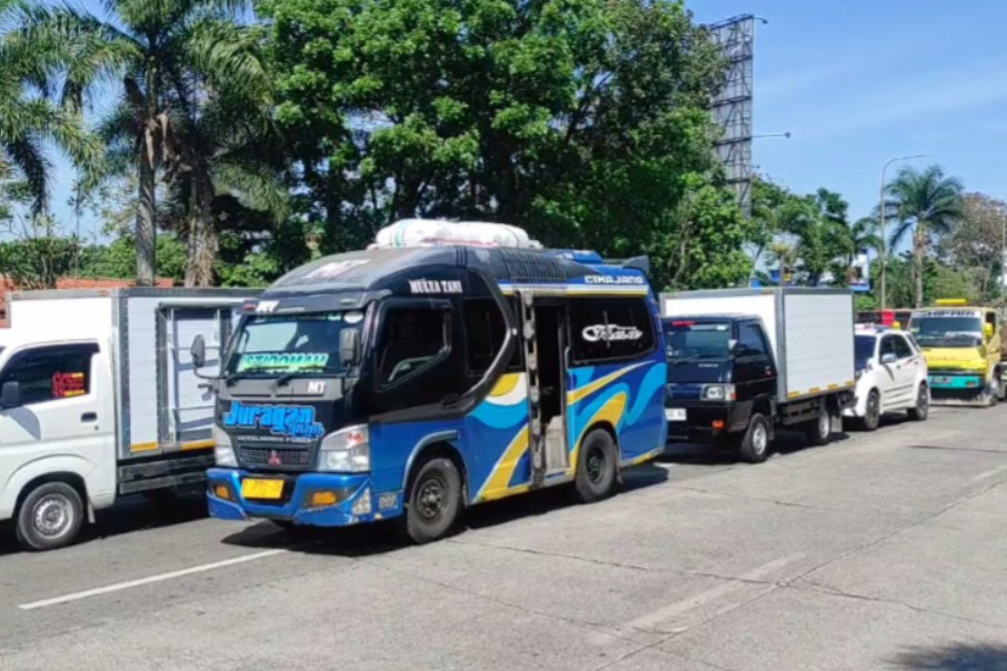 Arus lalu lintas terpantau padat merayap dan terjadi antrian panjang kendaraan. Antrian panjang kendaraan ini mulai terlihat di gerbang Tol Pasteur hingga kawasan Jalan Suryasumantri.