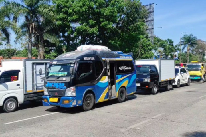 Arus lalu lintas terpantau padat merayap dan terjadi antrian panjang kendaraan. Antrian panjang kendaraan ini mulai terlihat di gerbang Tol Pasteur hingga kawasan Jalan Suryasumantri.