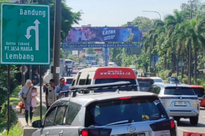 Antrian panjang kendaraan didominasi oleh kendaraan pribadi berplat nomor luar bandung dan bus pariwisata.