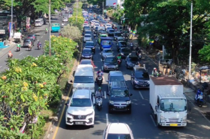 Tak hanya selepas gerbang Tol Pasteur, kepadatan arus lalu lintas juga terjadi menuju jalur utama wisata Lembang dan pusat kota.