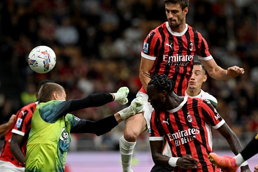 Bek tengah tim nasional Indonesia Jay Idzes bermain penuh, saat klubnya Venezia kalah dengan skor 0-4 dari tuan rumah AC Milan pada lanjutan Liga Italia Serie A, di Stadion San Siro, Italia, Minggu, 15 September 2024 dini hari WIB.