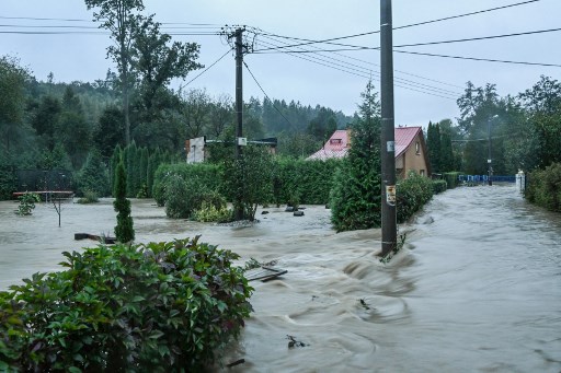 Banjir di Republik Ceko telah mencapai tahap kritis, dengan hujan lebat dan angin kencang menyebabkan sungai-sungai meluap dan mengganggu aktivitas warga di banyak wilayah negara itu.