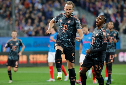 Bayern Muenchen berhasil merebut puncak klasemen sementara liga Jerman (Bundesliga) musim 2024-2025, yang sempat dikuasai Borussia Dortmund, seusai menundukkan tim papan bawah Holsen Kiel dengan skor 6-1, Sabtu, 14 September 2024.
