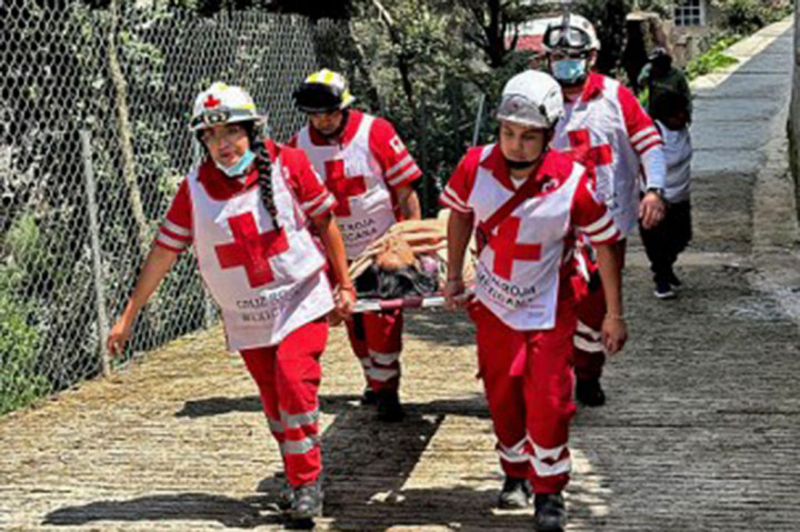 Adrian Hernandez Romero, kepala Perlindungan Sipil untuk Negara Bagian Meksiko, mengatakan tanah longsor terjadi pada Jumat, 13 Sepetmber 2024 malam, setelah hujan deras mengguyur wilayah tersebut. Sedikitnya 10 rumah dan bisnis rusak akibat keruntuhan tersebut, Romero menambahkan.