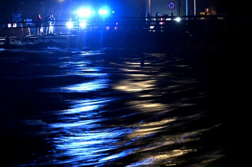 Klodzko, kota berpenduduk 25.000 orang, sebagian terendam air saat sungai setempat naik hingga 665 cm, jauh di atas level peringatan 240, dan melampaui rekor yang terlihat dalam banjir besar tahun 1997, yang sebagian merusak kota dan merenggut 56 nyawa di Polandia.
