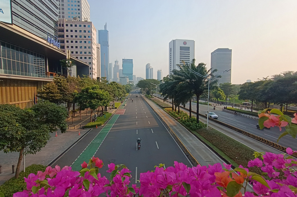 Suasana arus lalu lintas yang sepi di kawasan Sudirman-Thamrin, Jakarta, Senin, 16 September 2024. Seputaran jalan protokol di kawasan Jakarta yang biasanya dipadati kendaraan roda dua dan empat terpantau lengang karena libur panjang.
