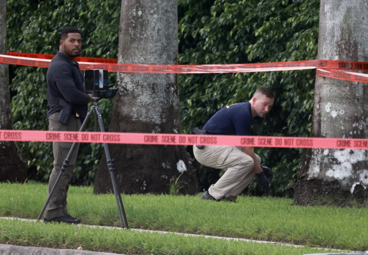Biro Investigasi Federal (FBI) menyatakan sedang menyelidiki insiden tersebut sebagai kemungkinan upaya pembunuhan terhadap Trump.