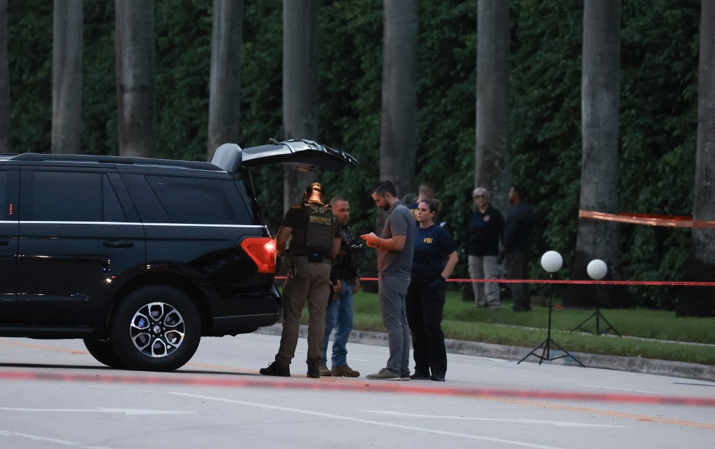 Pernyataan itu muncul setelah laporan bahwa suara tembakan terdengar di luar Trump International Golf Club di West Palm Beach.