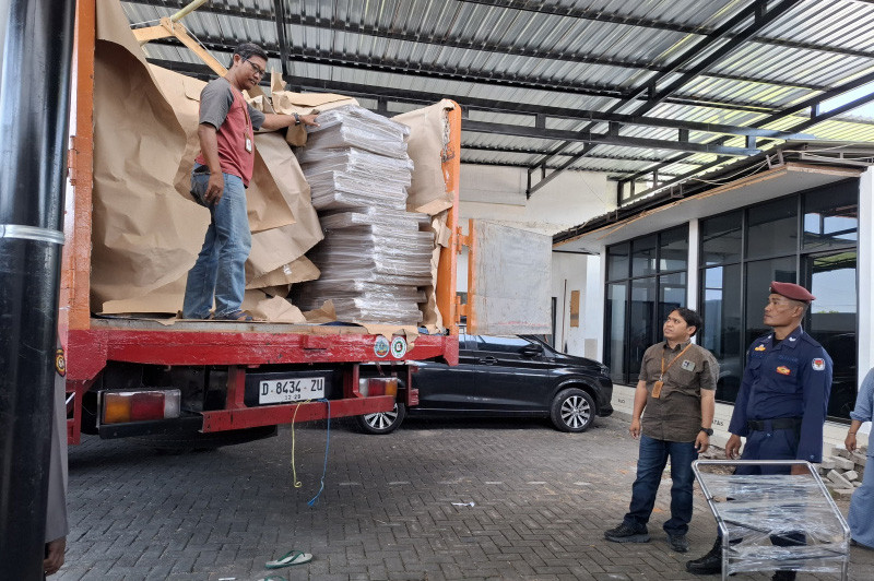 Sedikinya 3424 lembar bilik suara Pilkada serentak 2024 hasil kontrak pengadaan logistik KPU dengan PT Santosa Jawi Abadi, Surabaya, Jawa Timur pada Senin, 16 September 2024 sudah diterima KPU Kota Solo.