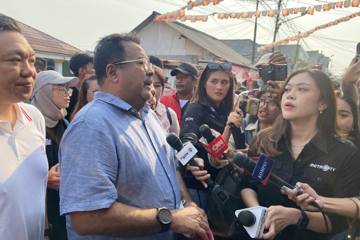 Bakal Calon Wakil Gubernur (Bacawagub) Jakarta Rano Karno blusukan sambil menghadiri bazar minyak goreng murah di Cengkareng. Rano disambut dengan meriah oleh warga.