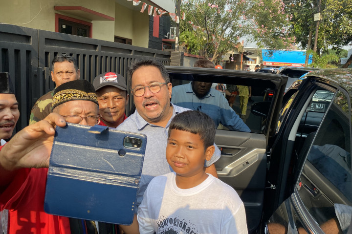 Meskipun waktu kampanye belum dimulai tetapi semua pasangan calon gubernur Jakarta sudah mulai mengnujungi warga Jakarta diberbagai titik. Diketahui Pilkada 2024 akan dilaksanakan secara serentak di sejumlah daerah yang ada di Indonesia. Adapun tanggal pelaksanaan pilkada berdasarkan peraturan KPU tahun 2024 akan dilaksanakan tanggal 27 November 2024.