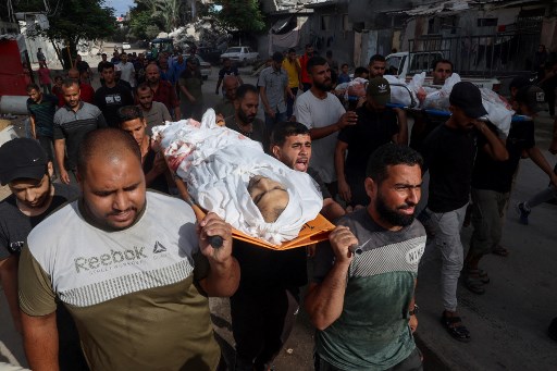 Tim pertahanan sipil menyelamatkan lebih dari 15 warga Palestina yang terluka, beberapa dalam kondisi kritis, yang kemudian dipindahkan ke Rumah Sakit Al-Awda dan Rumah Sakit Syuhada Al-Aqsa di Deir al-Balah.