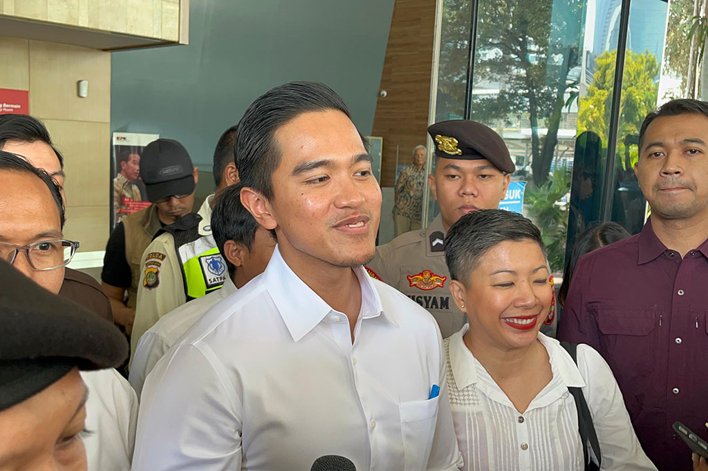 “Saya juga di dalam mengklarifikasi mengenai perjalanan saya di tanggal 18 Agustus ke Amerika Serikat, yang numpang atau bahasa bekennya nebeng lah, nebeng pesawatnya teman saya,” kata Kaesang di Kantor KPK C1, Jakarta Selatan, Selasa, 17 September 2024.