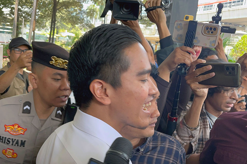 Kaesang enggan memerinci nama temannya itu. Dia menegaskan kehadirannya ke Kantor KPK bukan dikarenakan dipanggil. “Saya datang ke sini bukan karena undangan, bukan karena panggilan, tapi inisiatif saya sendiri,” ucap Kaesang.