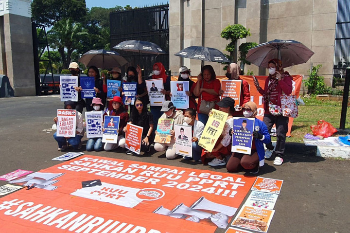 Hal itu disampaikan koordinator aksi dari Koalisi Masyarakat Sipil untuk Undang-Undang PPRT, Jumisih. Dia bersama puluhan orang lainnya menggelar aksi di depan Kompleks Parlemen, Senayan, Jakarta.