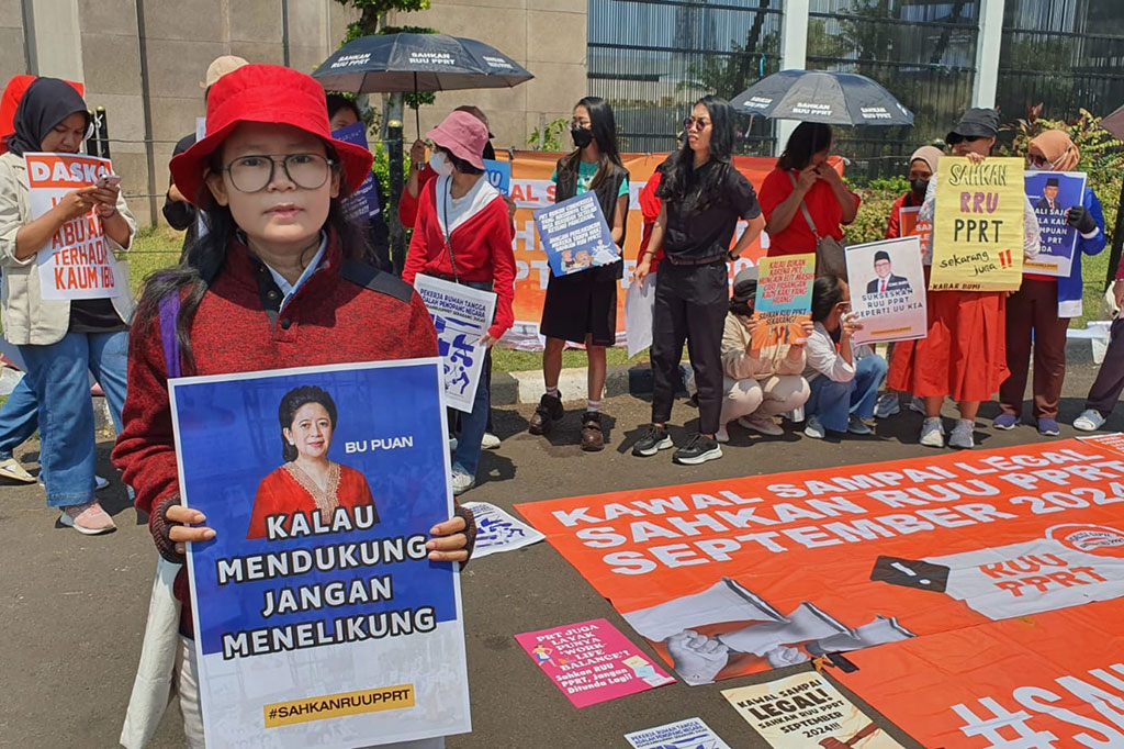 DPR tak kunjung membahas dan mengesahkan Rancangan Undang-Undang Perlindungan Pekerja Rumah Tangga (RUU PPRT). Para wakil rakyat disebut abai terhadap nasib PRT.