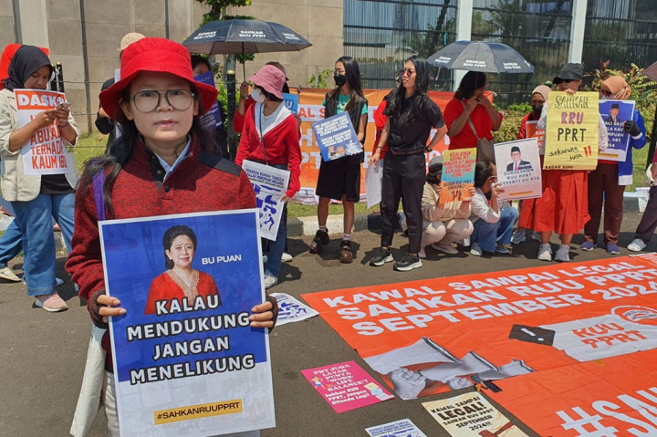 DPR tak kunjung membahas dan mengesahkan Rancangan Undang-Undang Perlindungan Pekerja Rumah Tangga (RUU PPRT). Para wakil rakyat disebut abai terhadap nasib PRT.