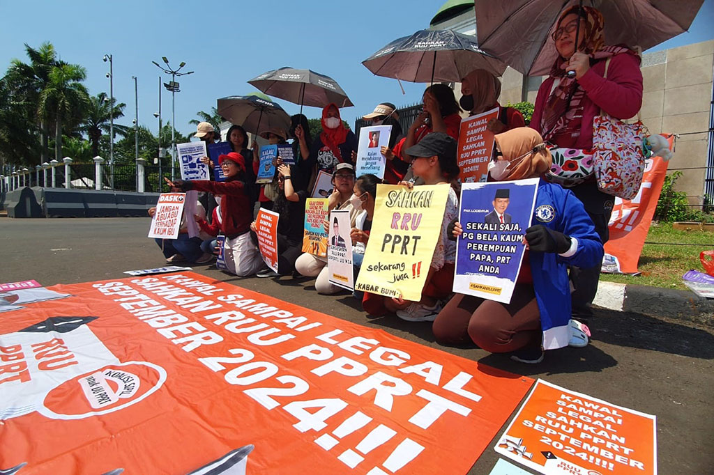 Dia bersama sejumlah organisasi yang peduli terhadap PRT akan terus menggelar aksi. Sementara, aksi yang dilakukannya sudah dilakukan berkali-kali di depan Kompleks Parlemen serta di sejumlah daerah lainnya.