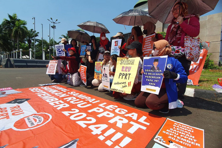 Dia bersama sejumlah organisasi yang peduli terhadap PRT akan terus menggelar aksi. Sementara, aksi yang dilakukannya sudah dilakukan berkali-kali di depan Kompleks Parlemen serta di sejumlah daerah lainnya.
