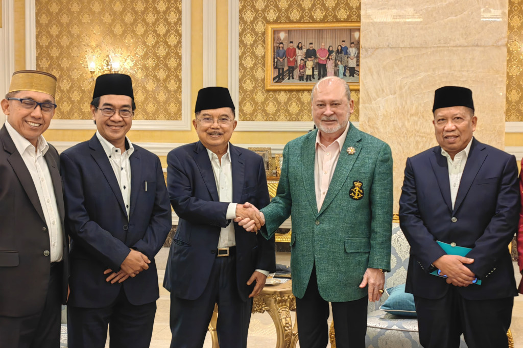 Wakil Presiden (Wapres) ke-10 dan ke-12 Jusuf Kalla bertemu Yang Dipertuan Agong Malaysia Sultan Ibrahim Ibni Sultan Iskandar di Istana Negara Kuala Lumpur, Malaysia, pada Selasa, 17 September 2024. Pertemuan tersebut bertujuan untuk mempererat hubungan saudara antara Malaysia dan Indonesia, khususnya antarsuku di Sulawesi Selatan.