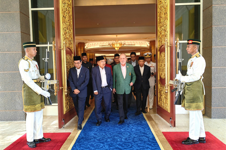 Menurut Jusuf Kalla, Yang Dipertuan Agong Sultan Ibrahim yang juga berdarah Bugis sokus pada pembahsan hubungan Indonesia dan Malaysia, khususnya Johor dan Sulawesi Selatan. Termasuk Universitas Hasanudin Makassar juga mengundang untuk diberi gelar hormatan.