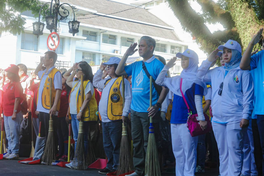 Lebih dari 127.000 warga dari berbagai elemen yang ada di Kota Bandung, Jawa Barat, secara bersamaan menggelar kegiatan bersih-bersih serentak atau dikenal dengan 'Bebersih Bandung' pada Selasa, 17 September 2024. Acara ini juga masih dalam rangkaian peringatan Hari Jadi ke-214 Kota Bandung (HJKB).