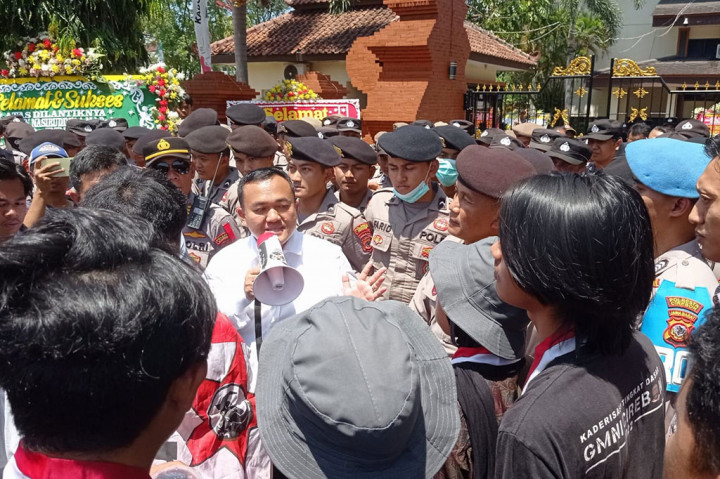Aksi mahasiswa GMNI terjadi sesaat setelah pelantikan anggota DPRD Kabupaten Cirebon. Kericuhan sempat terjadi ketika mahasiswa memaksa masuk ke gedung DPRD untuk bertemu langsung dengan Ketua DPRD Kabupaten Cirebon. Ketua DPRD Kabupaten Cirebon sementara, Rudiana, yang baru dilantik hari ini, segera turun tangan untuk bertemu dengan para demonstran. 
