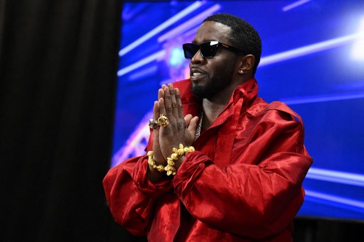 Sean 'Diddy' Combs, maestro hip-hop yang menghadapi serangkaian tuduhan melakukan kekerasan seksual dari beberapa perempuan, ditangkap di New York Senin malam, 16 September 2024, setelah ia didakwa oleh dewan juri federal.
