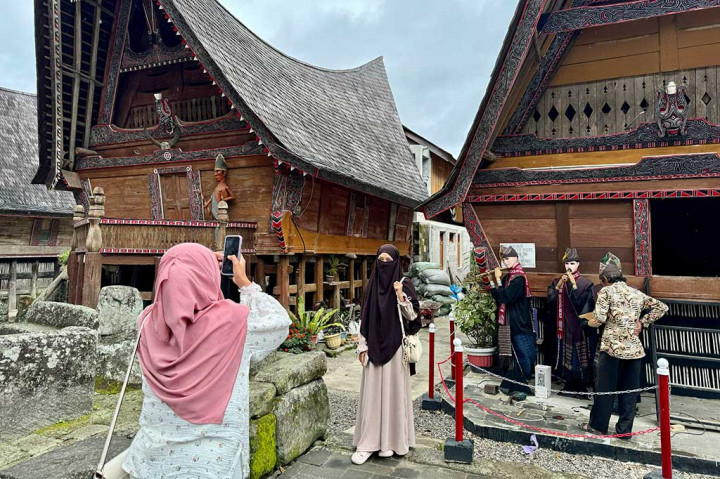 Situs bersejarah Huta Siallagan menjadi salah satu destinasi wisata favorit di Pulau Samosir, Sumatra Utara, yang di dalamnya terdapat berbagai warisan budaya berupa benda fisik dan warisan budaya tak benda.