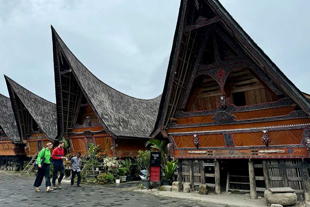 Wisatawan berkunjung ke kawasan situs bersejarah Huta Siallagan yang terletak di Kecamatan Simanindo, Kabupaten Samosir, Sumatra Utara, Selasa, 17 September 2024.