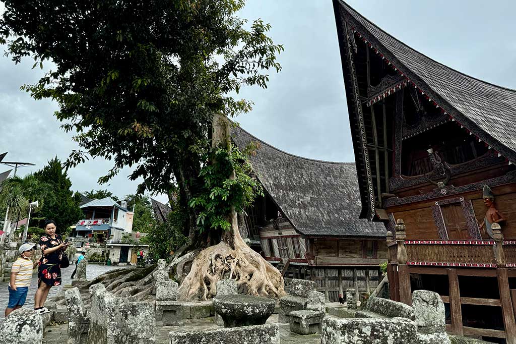 Huta Siallagan adalah sebuah kawasan wisata di tepian Danau Toba peninggalan budaya Batak Toba dengan latar belakang Rumah Bolon. Huta Siallagan berada di Desa Ambarita, Kecamatan Simanindo, Kabupaten Samosir, Sumatera Utara.