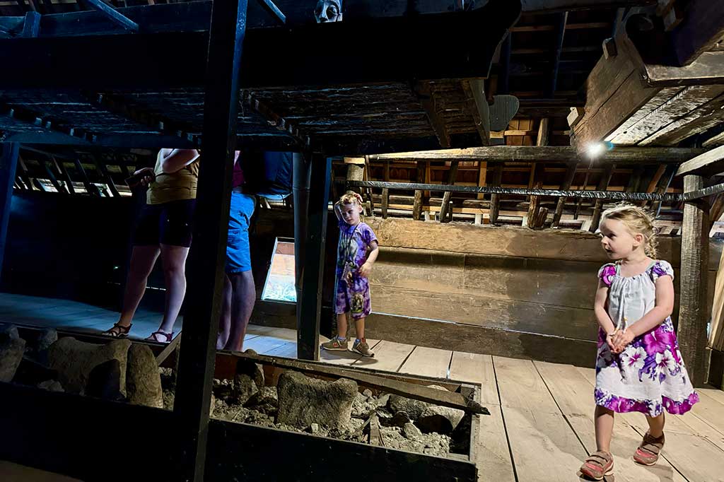 Setelah direvitalisasi, Huta Siallagan diresmikan kembali oleh Presiden Joko Widodo pada Februari 2022. Huta Siallagan terkenal dengan Batu Persidangan, peninggalan budaya persidangan Batak Toba.