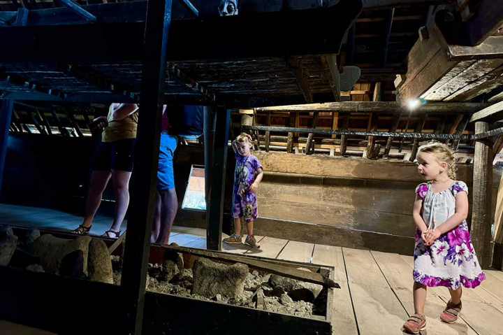 Setelah direvitalisasi, Huta Siallagan diresmikan kembali oleh Presiden Joko Widodo pada Februari 2022. Huta Siallagan terkenal dengan Batu Persidangan, peninggalan budaya persidangan Batak Toba.